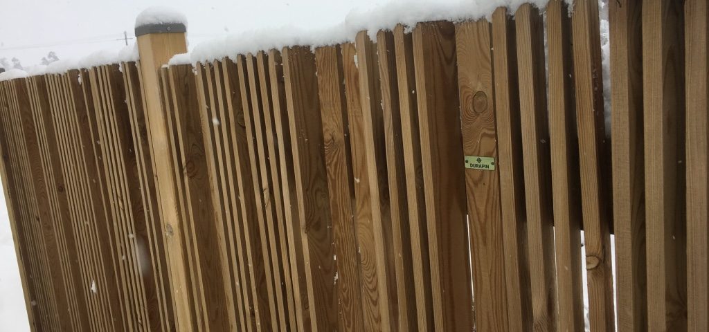 Clôture bois neige Esnault Paysagiste à Saumur