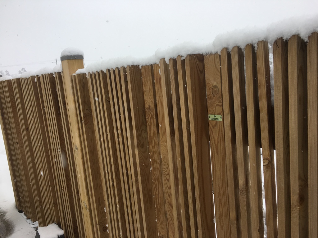Clôture bois neige Esnault Paysagiste à Saumur