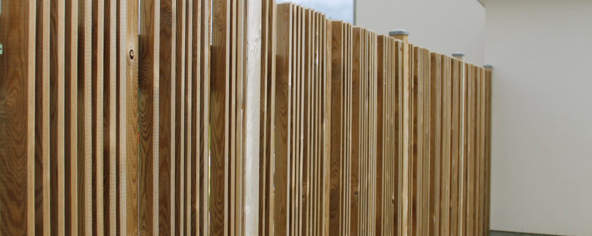 Clôture en bois réalisée par Esnault Paysagiste à Saumur